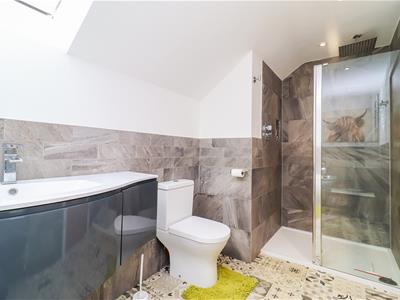 EN SUITE BATHROOM